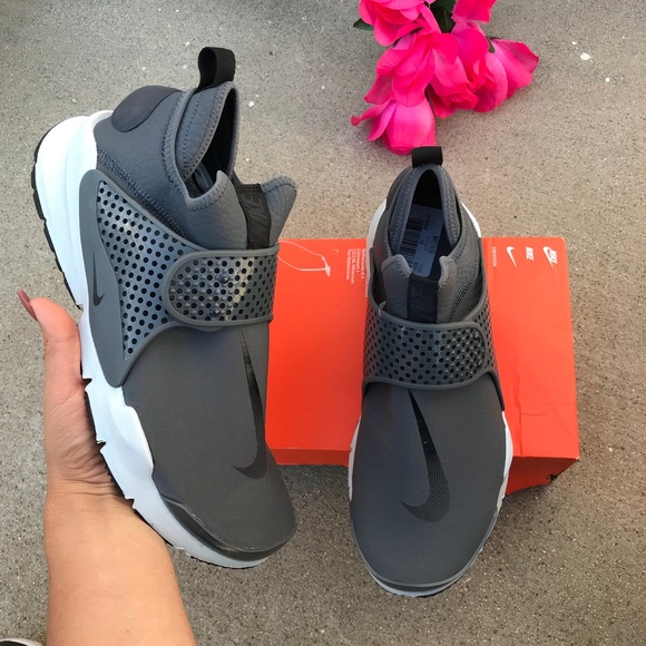Nike Other - NIKE MENS AUTHENTIC mid sock dart sz 9 New